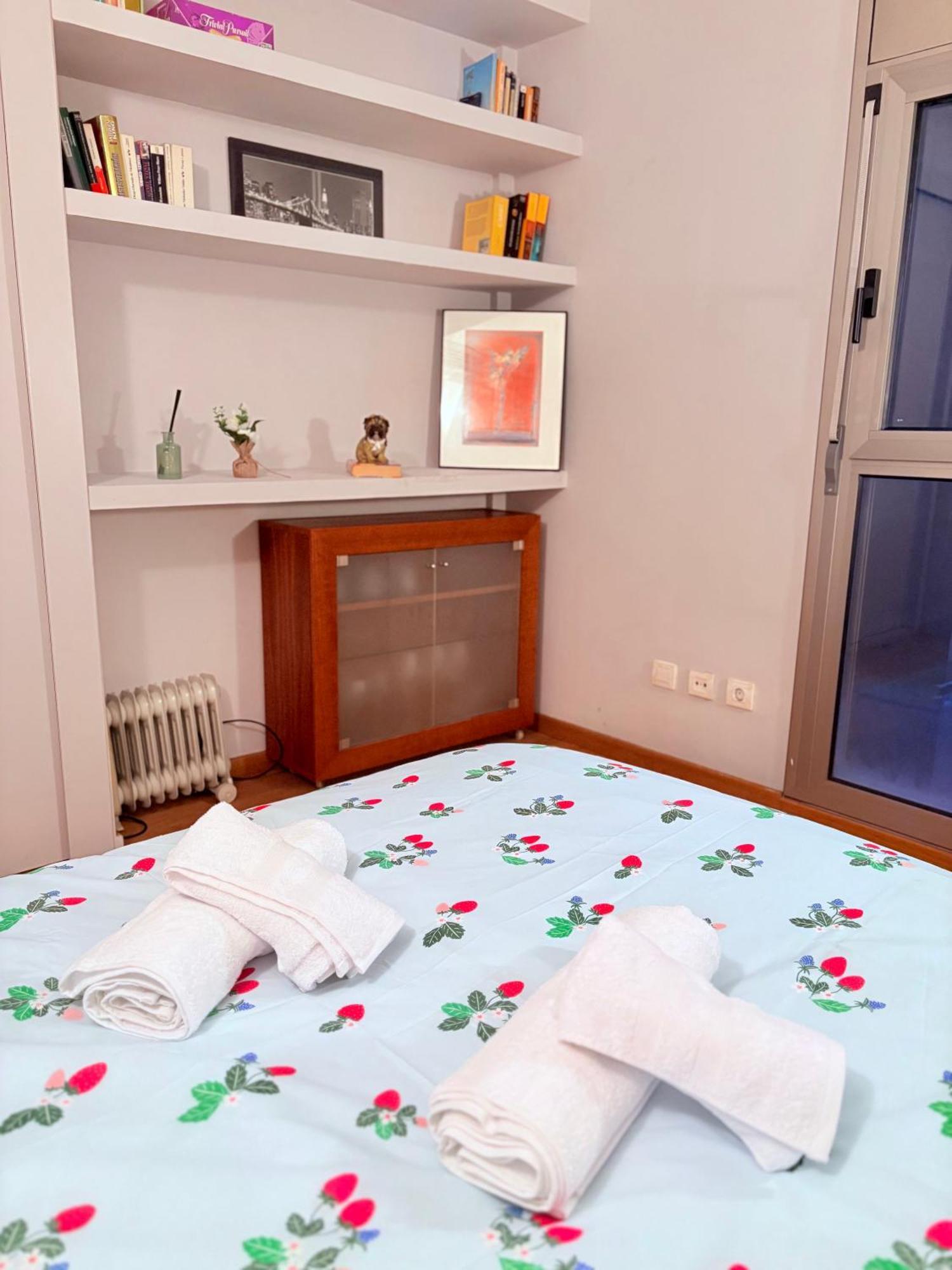 Stunning Flat For 5 People With Breakfast Included With Sagrada Familia Church View Barcelona