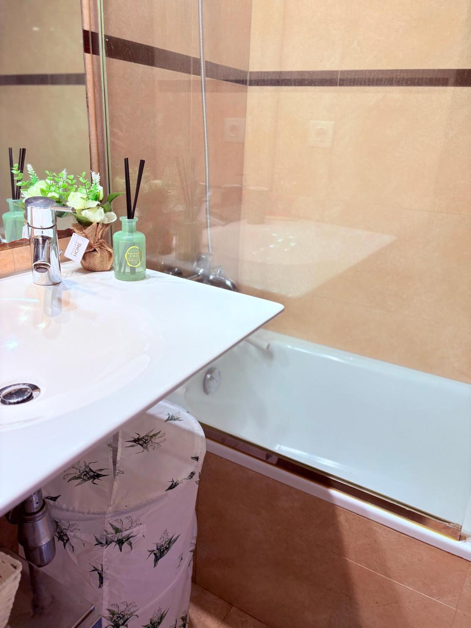 Stunning Flat For 5 People With Breakfast Included With Sagrada Familia Church View * Barcelona