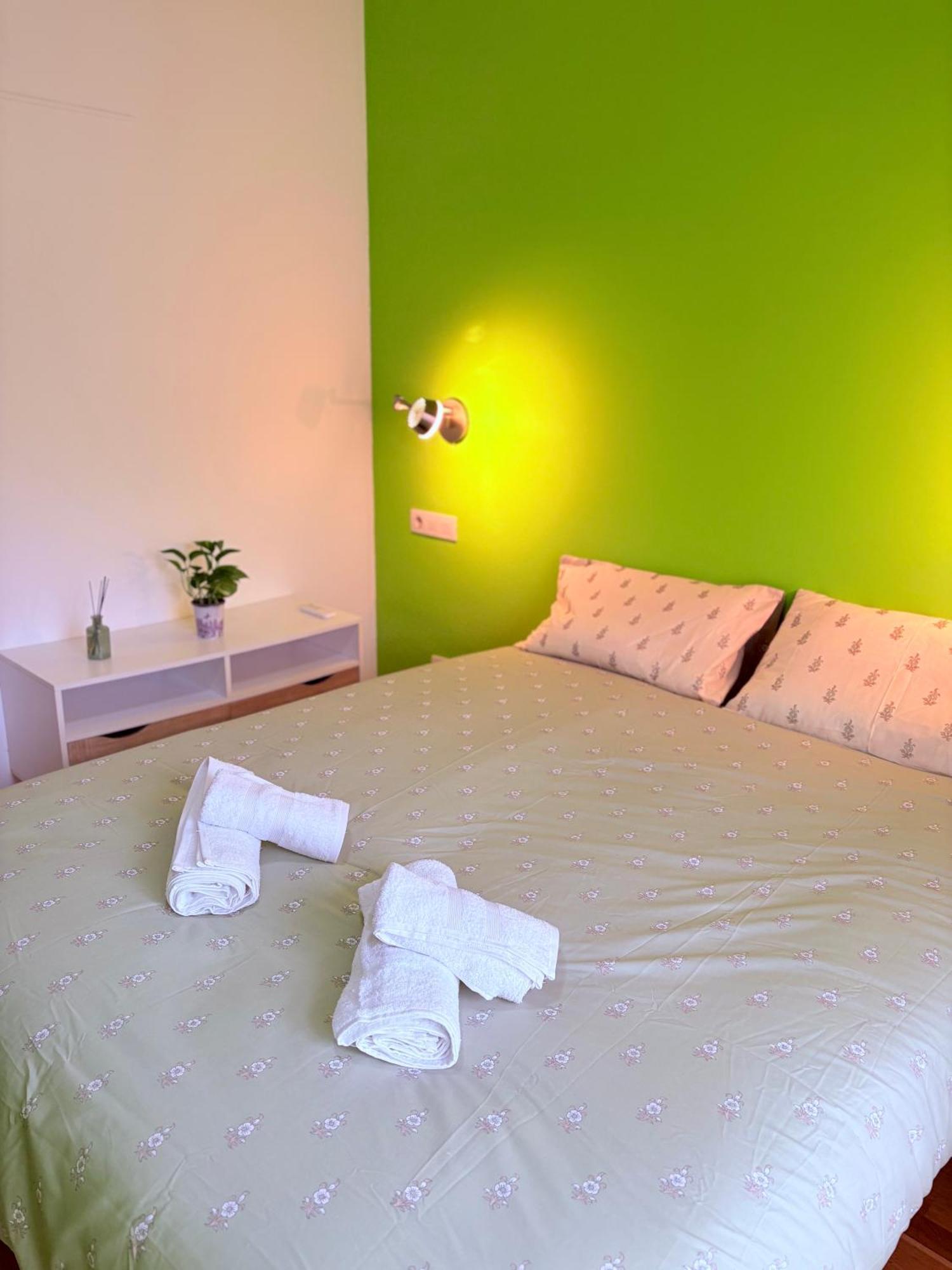 Stunning Flat For 5 People With Breakfast Included With Sagrada Familia Church View Apartment